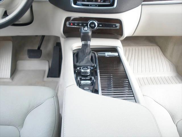 2016 Volvo XC90 T6 Momentum