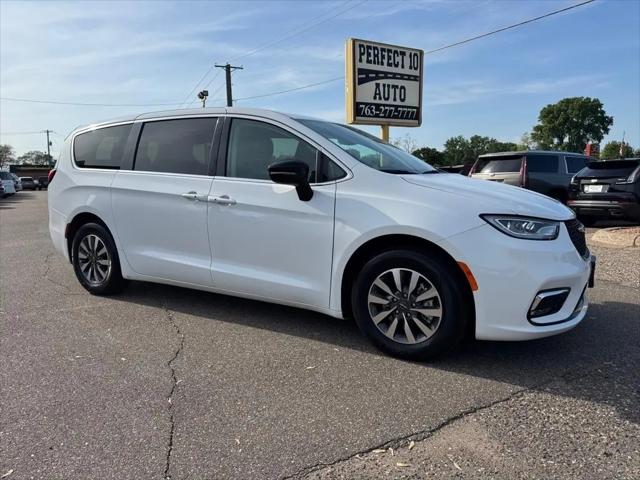 2024 Chrysler Pacifica Hybrid Select