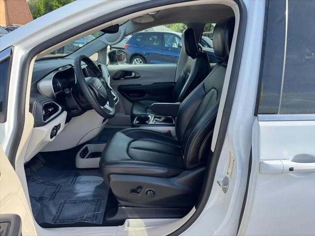 2024 Chrysler Pacifica Hybrid Select
