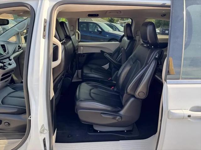2024 Chrysler Pacifica Hybrid Select