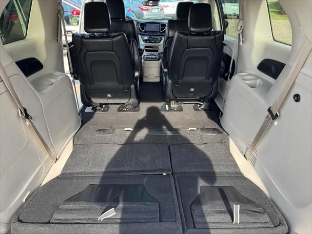 2024 Chrysler Pacifica Hybrid Select