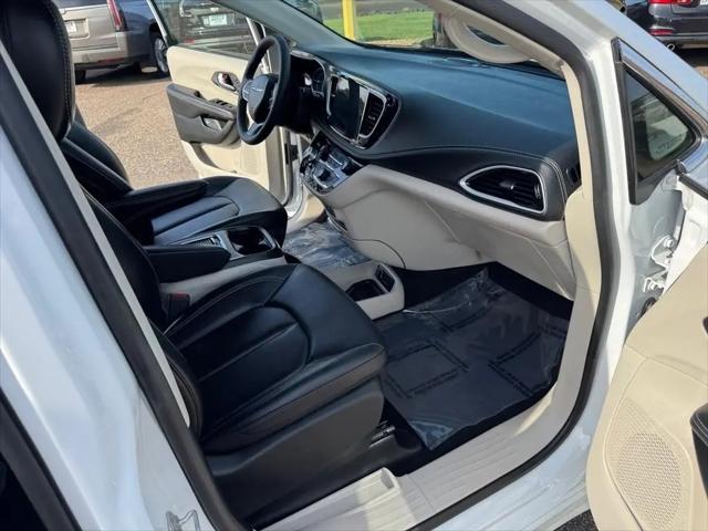 2024 Chrysler Pacifica Hybrid Select