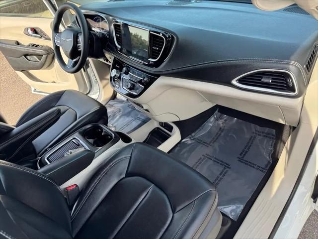 2024 Chrysler Pacifica Hybrid Select