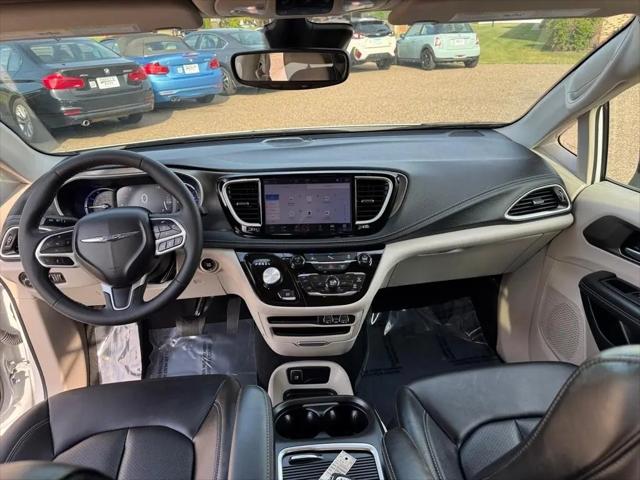 2024 Chrysler Pacifica Hybrid Select