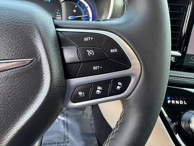 2024 Chrysler Pacifica Hybrid Select