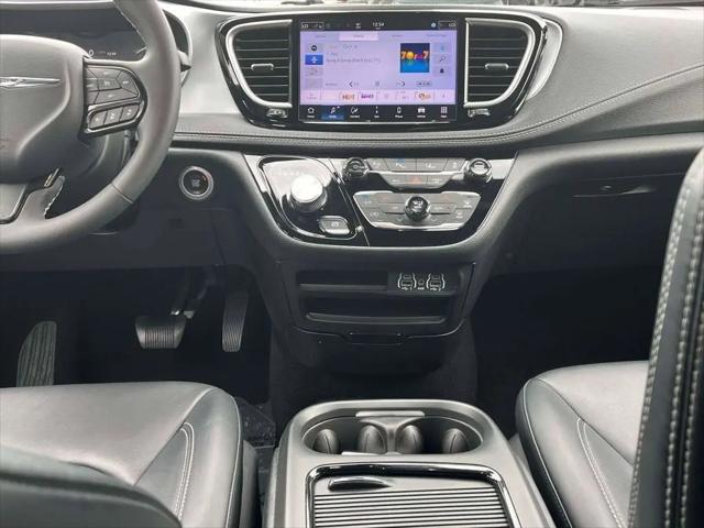 2024 Chrysler Pacifica Hybrid S Appearance Pkg