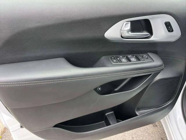 2024 Chrysler Pacifica Hybrid S Appearance Pkg