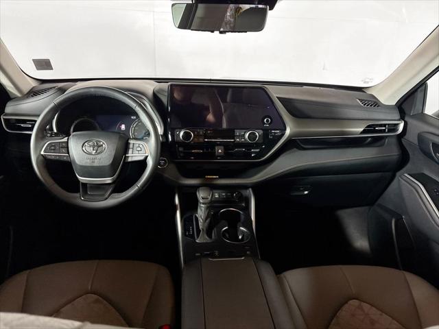 2023 Toyota Highlander Hybrid XLE Bronze
