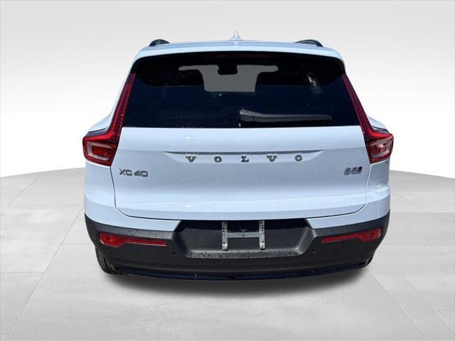 2026 Volvo XC40 Core, B5 AWD Gas (mild hybrid), Dark