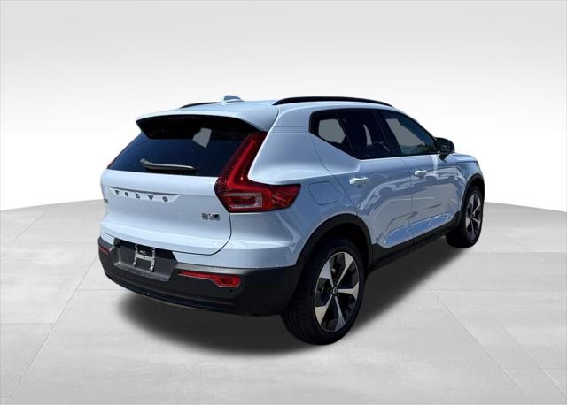 2026 Volvo XC40 Core, B5 AWD Gas (mild hybrid), Dark