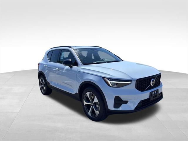 2026 Volvo XC40 Core, B5 AWD Gas (mild hybrid), Dark
