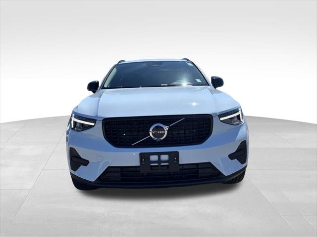 2026 Volvo XC40 Core, B5 AWD Gas (mild hybrid), Dark