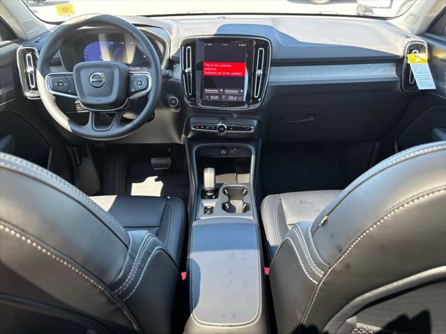 2026 Volvo XC40 Core, B5 AWD Gas (mild hybrid), Dark