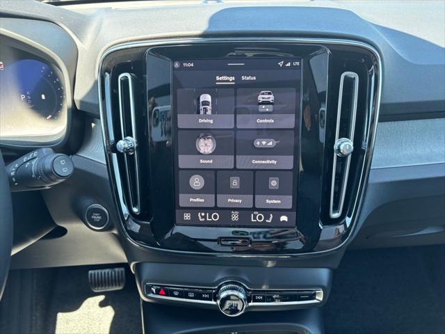 2026 Volvo XC40 Core, B5 AWD Gas (mild hybrid), Dark