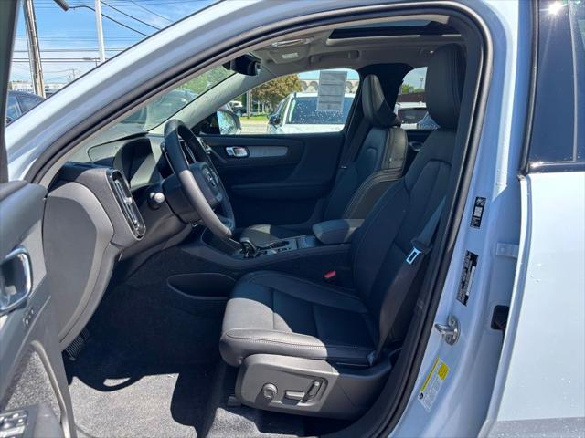 2026 Volvo XC40 Core, B5 AWD Gas (mild hybrid), Dark