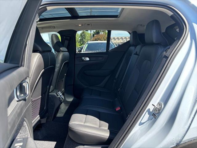 2026 Volvo XC40 Core, B5 AWD Gas (mild hybrid), Dark