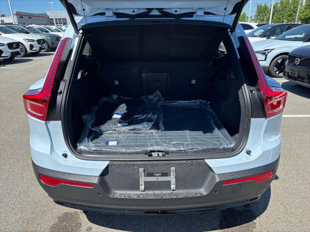 2026 Volvo XC40 Core, B5 AWD Gas (mild hybrid), Dark