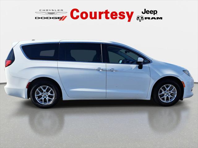2023 Chrysler Voyager LX