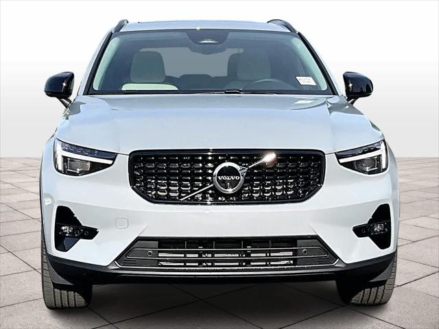 2026 Volvo XC40 Plus, B5 AWD Gas (mild hybrid), Dark