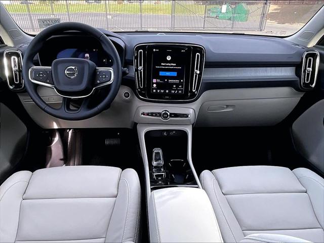 2026 Volvo XC40 Plus, B5 AWD Gas (mild hybrid), Dark