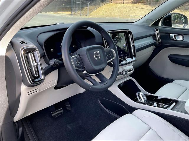 2026 Volvo XC40 Plus, B5 AWD Gas (mild hybrid), Dark