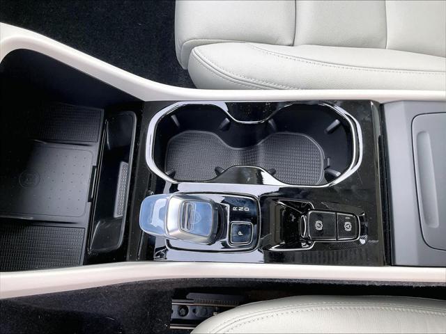2026 Volvo XC40 Plus, B5 AWD Gas (mild hybrid), Dark