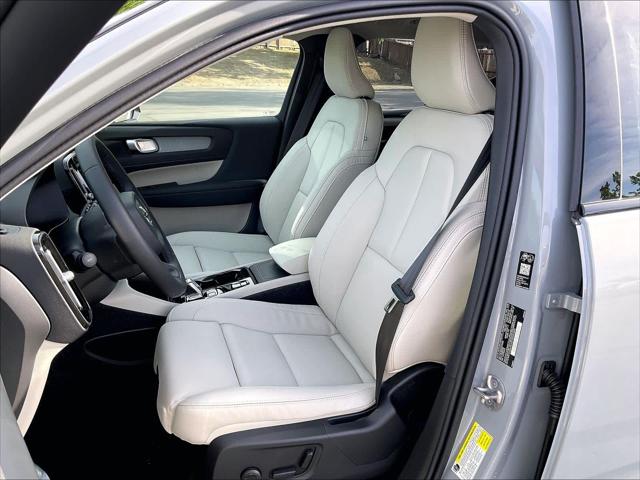 2026 Volvo XC40 Plus, B5 AWD Gas (mild hybrid), Dark