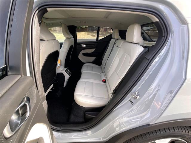 2026 Volvo XC40 Plus, B5 AWD Gas (mild hybrid), Dark