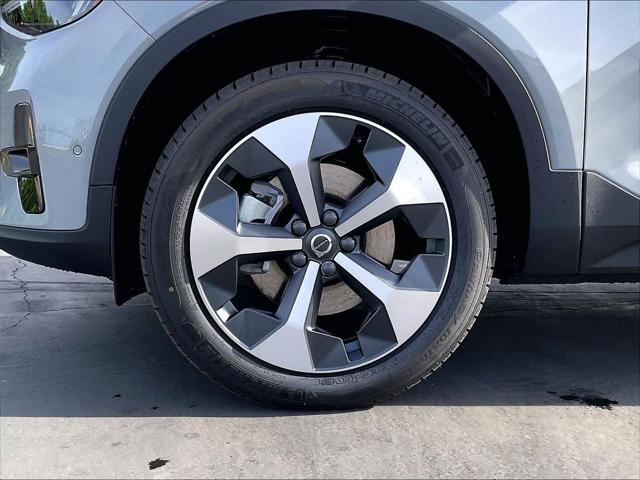 2026 Volvo XC40 Plus, B5 AWD Gas (mild hybrid), Dark