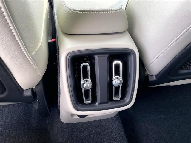 2026 Volvo XC40 Plus, B5 AWD Gas (mild hybrid), Dark