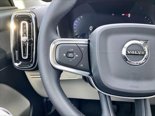 2026 Volvo XC40 Plus, B5 AWD Gas (mild hybrid), Dark