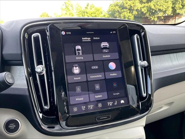 2026 Volvo XC40 Plus, B5 AWD Gas (mild hybrid), Dark