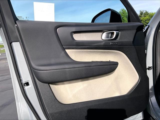 2026 Volvo XC40 Plus, B5 AWD Gas (mild hybrid), Dark