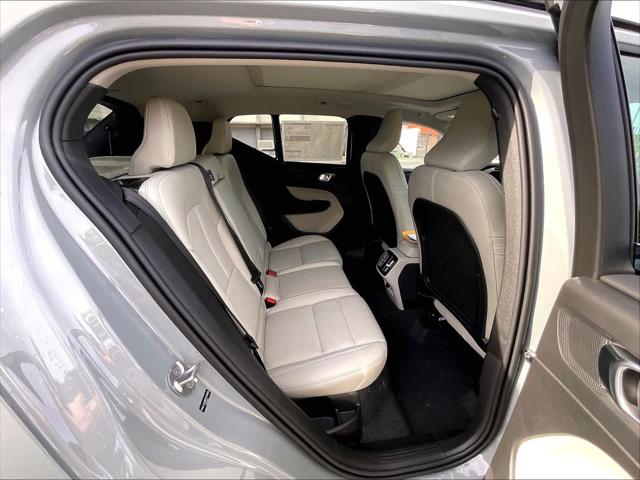 2026 Volvo XC40 Plus, B5 AWD Gas (mild hybrid), Dark