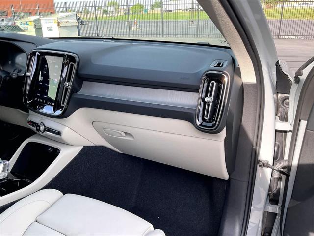 2026 Volvo XC40 Plus, B5 AWD Gas (mild hybrid), Dark