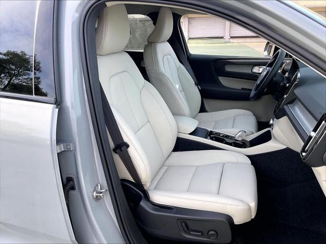 2026 Volvo XC40 Plus, B5 AWD Gas (mild hybrid), Dark
