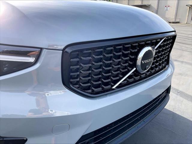 2026 Volvo XC40 Plus, B5 AWD Gas (mild hybrid), Dark