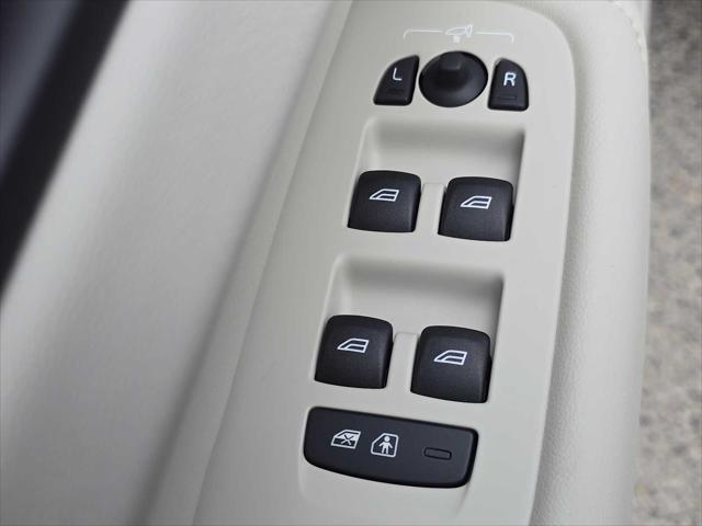 2026 Volvo XC60 Plug-In Hybrid Ultra, T8 AWD Electric/Gasoline, Dark