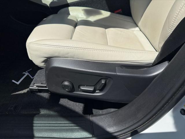 2023 Volvo XC40 B5 Plus Dark Theme