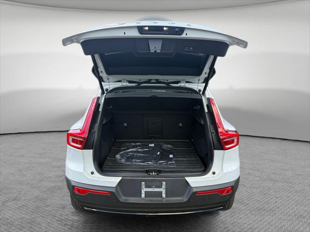 2023 Volvo XC40 B5 Plus Dark Theme