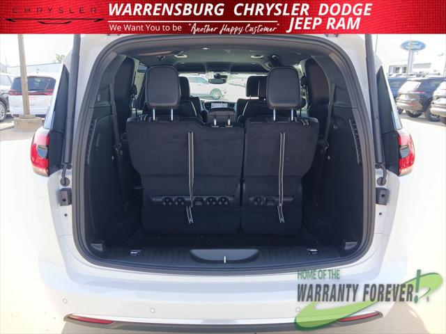 2027 Chrysler Pacifica Select