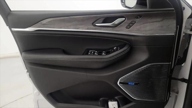 2023 Jeep Grand Cherokee Overland 4x2