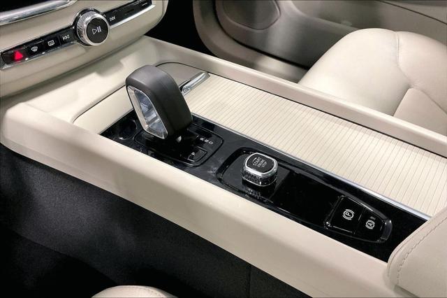 2024 Volvo XC60 B5 Core Dark Theme