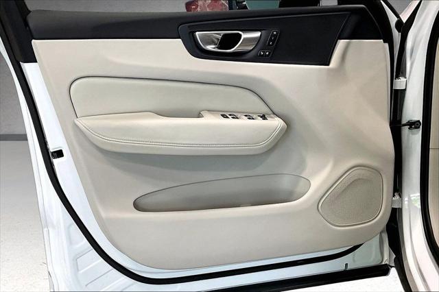2024 Volvo XC60 B5 Core Dark Theme