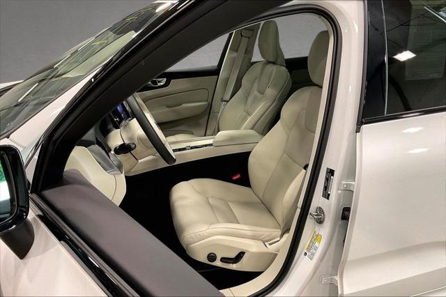2024 Volvo XC60 B5 Core Dark Theme