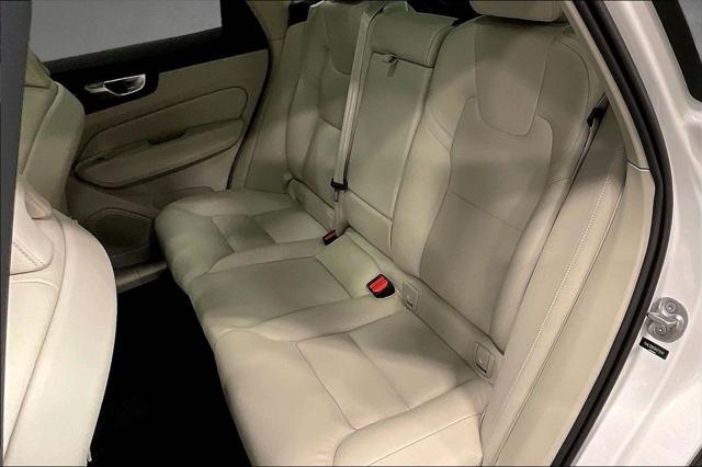 2024 Volvo XC60 B5 Core Dark Theme
