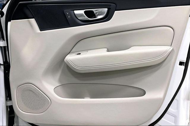 2024 Volvo XC60 B5 Core Dark Theme