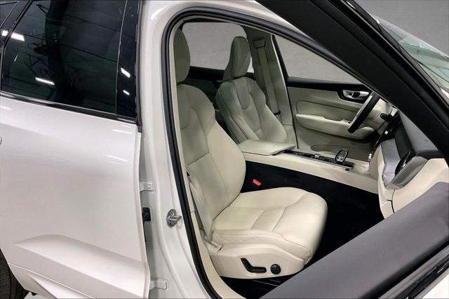 2024 Volvo XC60 B5 Core Dark Theme