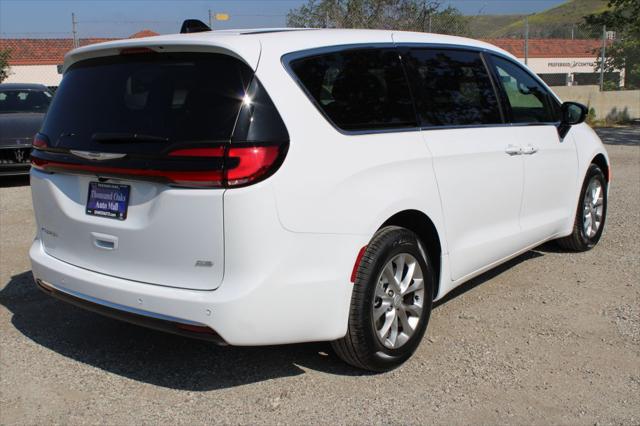 2026 Chrysler Pacifica Select AWD