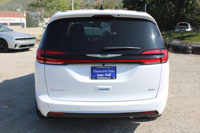 2026 Chrysler Pacifica Select AWD